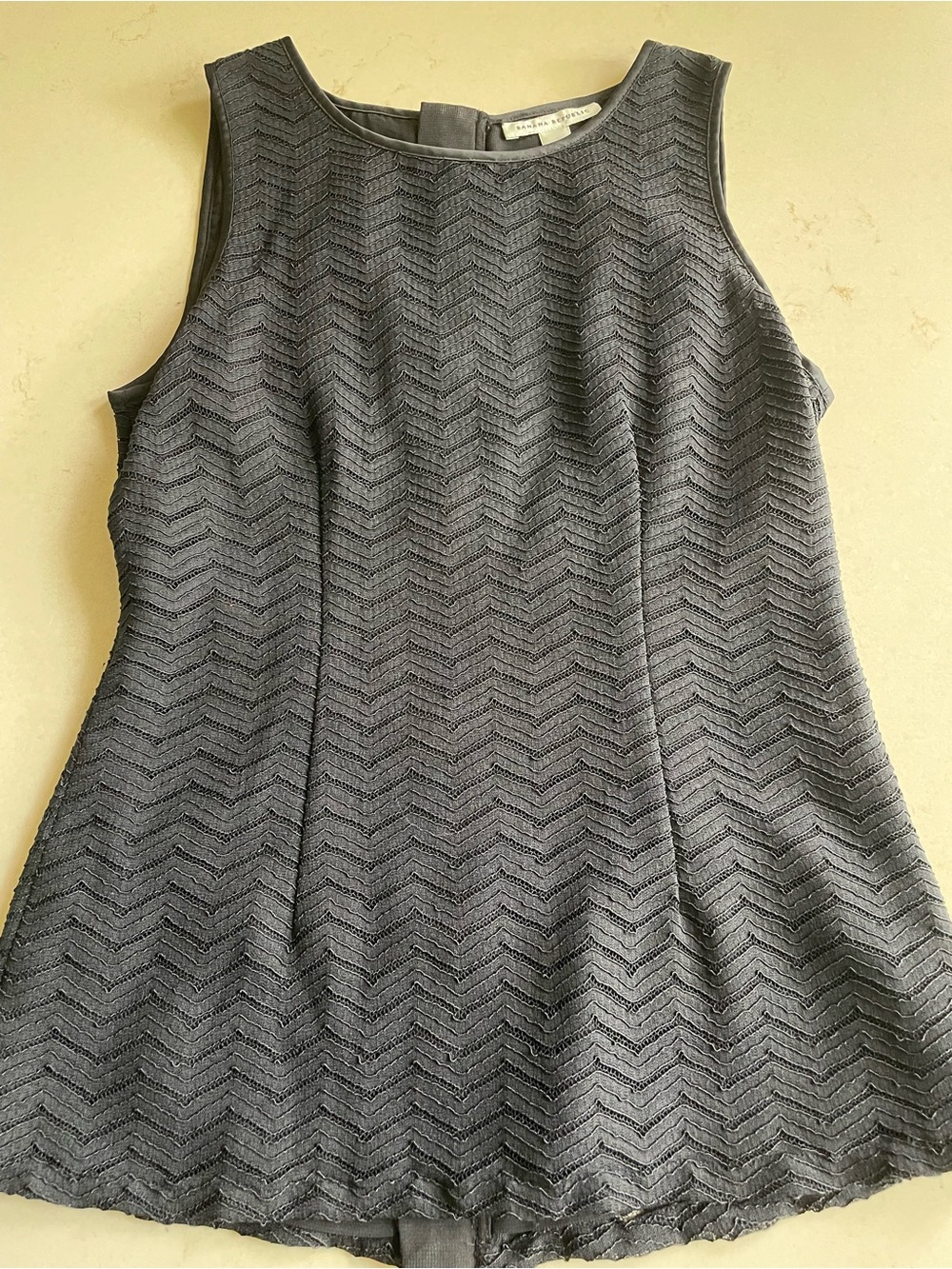 Banana Republic Black Sleeveless Chevron Textured Shell Top - zip back